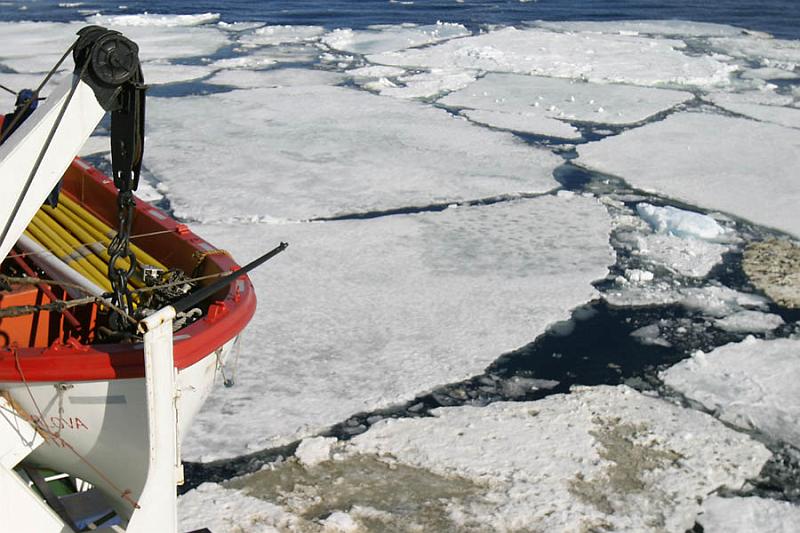 IMG_3074 Moving through some ice floes.