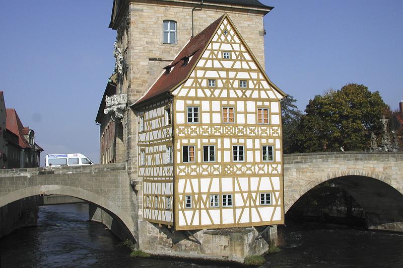 DSCN1512 A house somewhat precariously perched on a bridge.